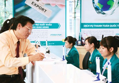 Banks’ remittance service has been developed in Vietnam (Photo: SGGP)